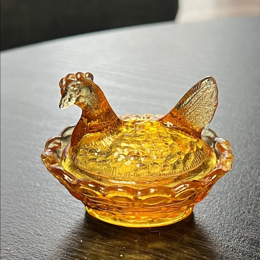 Vintage Miniature Honey Amber Glass Hen on Nest Salt Cellar Degenhart USA - Picture 1 of 11